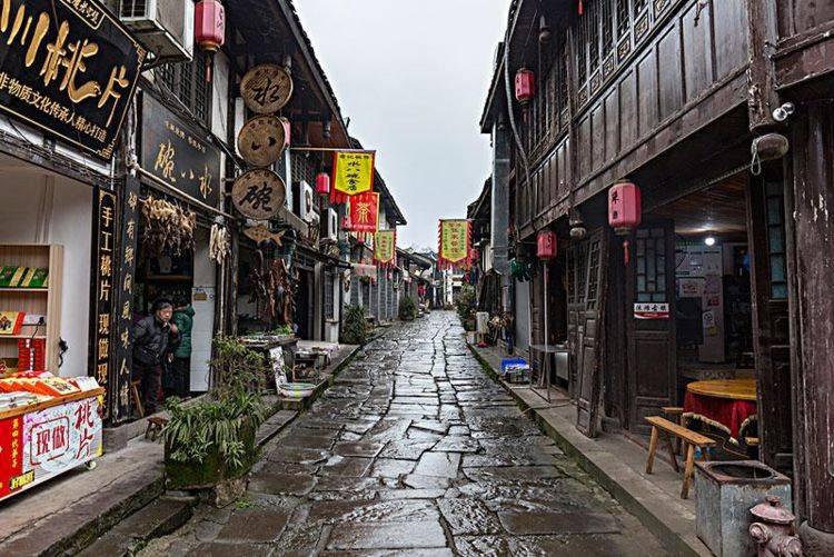 西安一火锅店顾客被筷子毛刺扎手治疗花1.7万